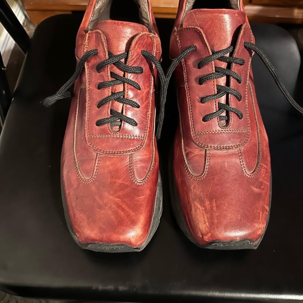 Vintage Kenneth Cole Red Oxfords Sleek Design
